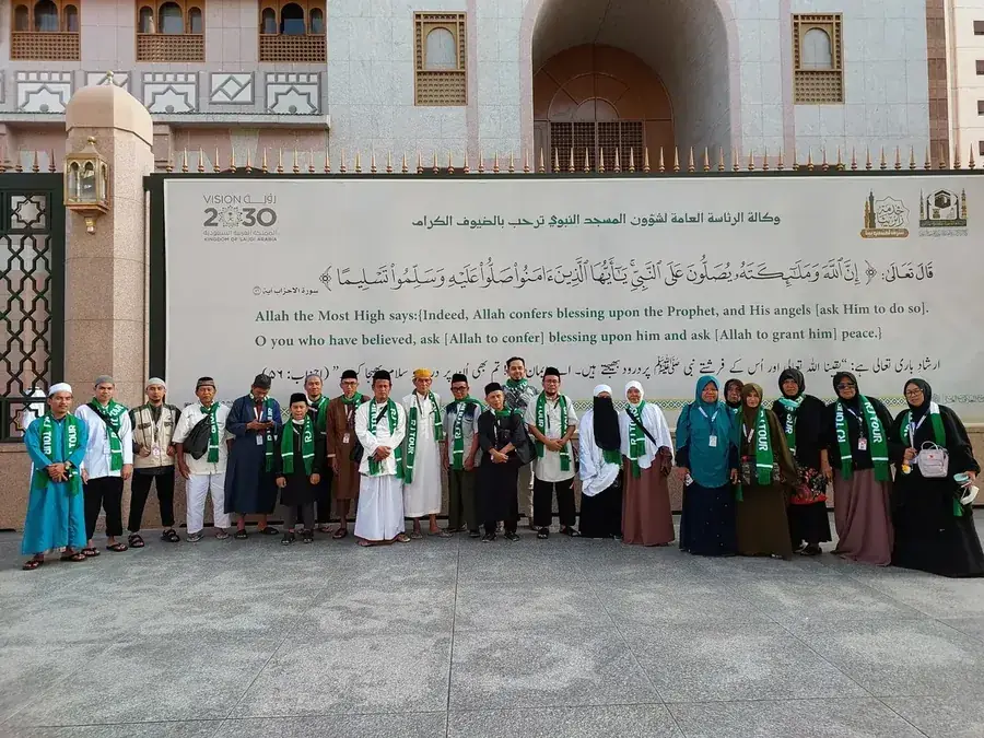 Pembimbing dan muthawif RJ Tour mendampingi jamaah umrah sesuai sunnah